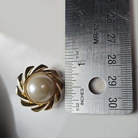 Vintage Gold Tone Fuax Pearl Earrings Clip On Earrings - Picture 16 of 16